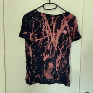 Mönstrad tröja - Mörkblå tröja med en broderad flamingo på bröstet som jag blekt hemma själv med klorin