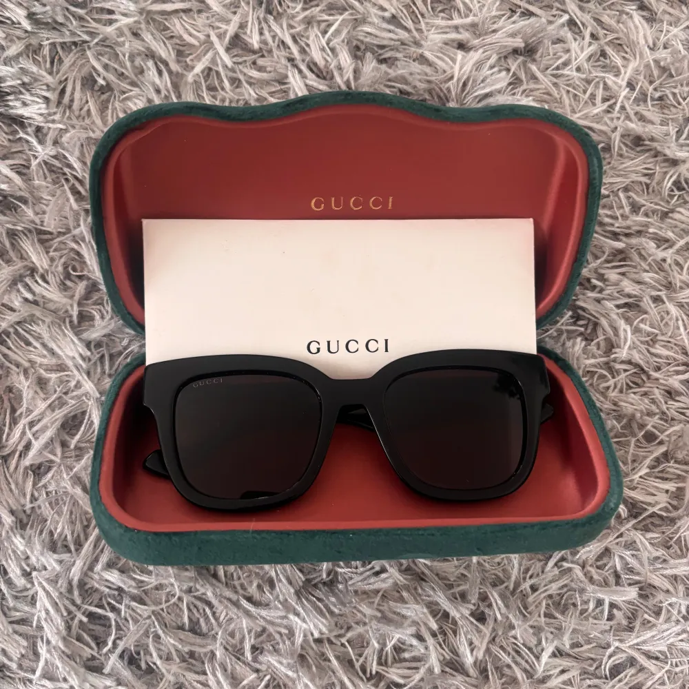 Snygga solglasögon från Gucci🥰perfekt passform och lagom stora. Lite småreparationer, liknande som syns på sista bilden🫶🏻men inget tänkbart.. Accessoarer.