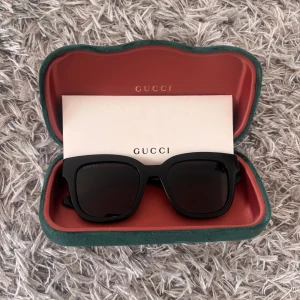 Gucci solglasögon - Snygga solglasögon från Gucci🥰perfekt passform och lagom stora. Lite småreparationer, liknande som syns på sista bilden🫶🏻men inget tänkbart.