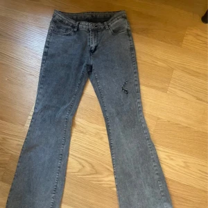 Lågmidjade bootcut jeans - Ett par gråa lågmidjade bootcut jeans som nästintill aldrig är använda då det är för långa på mig som är 164 cm. Finns tyvärr ingen lapp vart de är ifrån men de är i mycket bra skick. Storlek S