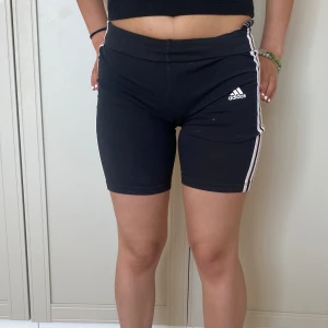 Träningsshorts - Jätte sköna träningsshorts som har andvänds några gånger men är fortfarande i bra skick❣️