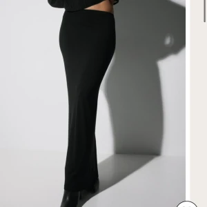 Nelly kjol  - Säljer denna  populär kjol från Nelly i XS då jag glömde skicka tillbaks den (den var för stor för mig) Det höga priset beror på att den inte är använd och ännu är i förpackningen (kolla bild 2)❤️ Priset kan dock diskuteras