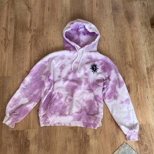 Sweet SKTBS hoddie - Köpte den på junkyard i Stockholm den är stor i storleken. Passar för 175 cm och mindre. Köpare står för frakt