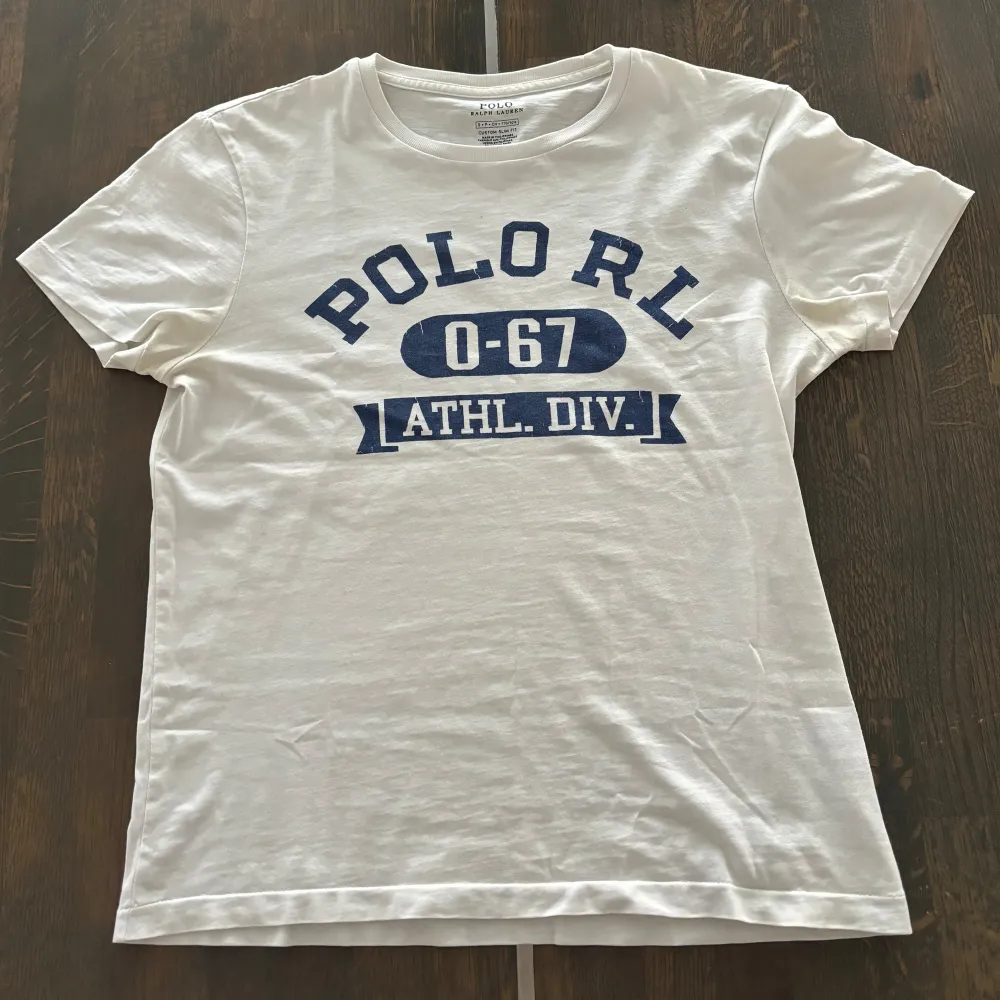 Ralph Lauren tröja med deofläckar som går att ta bort då tröjan är vit, fin i övrigt. Storleken är S•170/92A men den sitter precis som en XS. Nypris: 699, Mitt pris: 185. T-shirts.