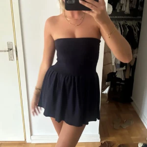 Zara klänning  - Mörkblå zara klänning som inte använts sedan jag fick den för ca 1 år sedan, jättefin men kommer inte till användning 😊