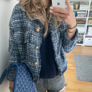 Zara jacka - Quiltad jacka med guld knappar från zara. Köpt för flera år sen och säljs ej längre men som ny i skicket så ja knappt använt den. Strl s.