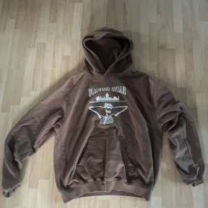 Brun Hoodie - Snygg oversized hoodie i storlek S. Passar mig som 183, 65kg
