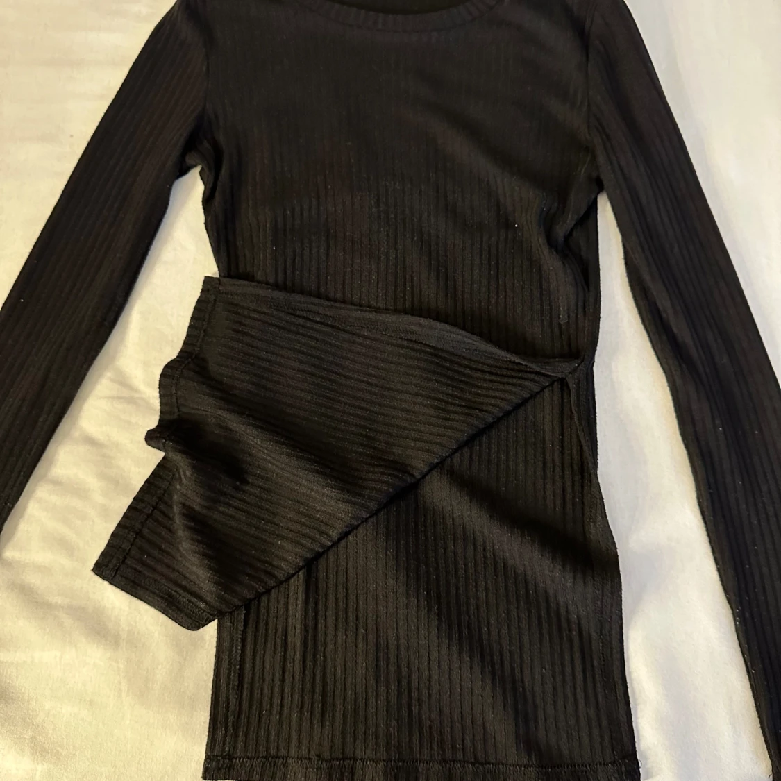 Svart lång tröja med slits på sidorna - 90