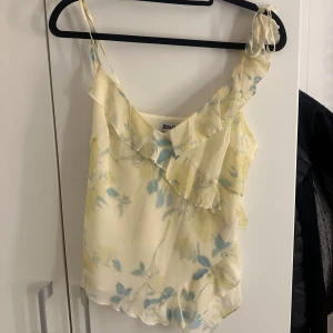 Topp - Säljer denna topp då den inte kommer till användning!💗 