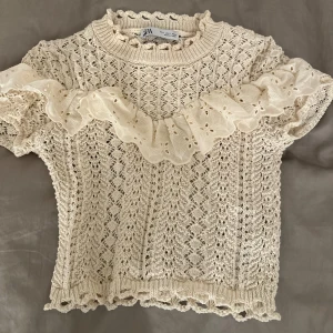 Stickad tröja - Säljer denna stickade toppen ifårn Zara! 💗