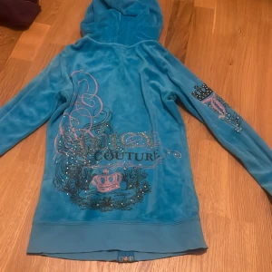 juicy couture zip up - SKITSNYGG och har varit en favvo! supercoola tryck på baksidan och armen 
