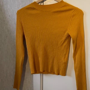 En gul ribbad tröja  - Har inte använt 