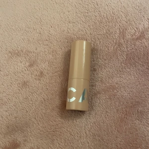 Läppstift från caia  - Oanvänt läppstift från Caia färgen chic, passar till läppenna Bianca. Nypris: 225kr