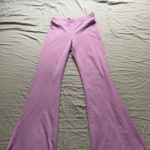 Lila ribbad utslängd byxa  - En lila byxa men vida ben, Storlek M Butik: H&M