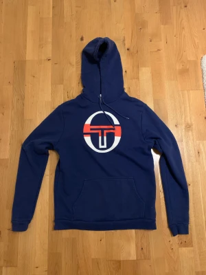 sergio tacchini hoodie - riktigt fet, använd. Skriv ifall mer frågor!