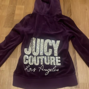 juicy couture zip up - en så fin zip up från juicy som jag verkligen tyckt om. En diamant har gått av men är ej synligt. 