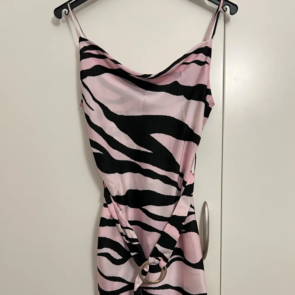 River island klänning. Ny skick. Klänning är oanvänd. . Mekot.