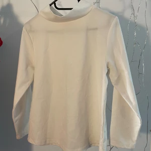 Vit polotröja  - Bra skick, vid polokrage.