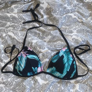Bikini bh  - En jättefin bikini överdel, med snören man knyter själv, bak vid ryggen och runt halsen. Så de passar de flesta då passformen väljer man typ själv kan man säga. Även i bikini överdelen är de lite push up. 