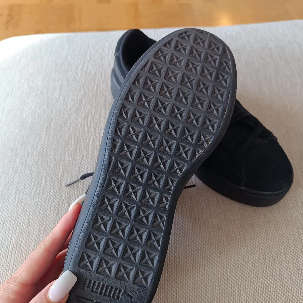 Helt nya oanvända sneakers strl 39 nypris 1200kr . Skor.