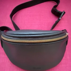 Väska - Över Axel / Runt midjan väska i svart läder imitation. Bra skick.