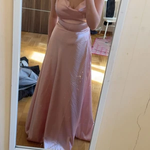 Balklänning - Jag säljer nu min balklänning som inte kommer till användning längre. Den är använd en gång och testad en gång. Inga skador. Går att knyta i ryggen som man vill ha den. En lång slits på höger sida . Den är lång på mig som är 164 (kolla bild)