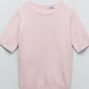 Stickad t-shirt - En jättegullig stickad T-shirt med nappar där bak från zara💗 Använd fåtal gånger och den är slutsåld på hemsidan💗😇