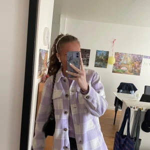Rutig pastel lila jacka💜 - Säljer min fina jacka köpt på h&m💜 den har ett mjukt material som gör att jackan värmer lite, jackan är i fint skick alltså inga deffekter! 