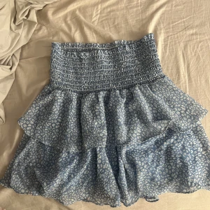 Volang kjol  - Super fin volang kjol i blått leopard mönster. Storlek xs men är väldigt stretchig!