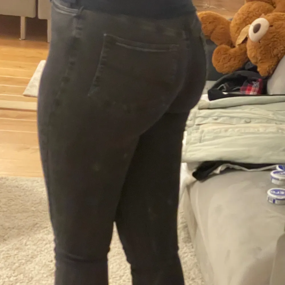 Botcut Jeans från ASOS. Okej skick, hög/mid waist i midjan. Storlek 26/36 (passar väldigt bra för de som är 170cm +) Modellen är tall. Jeans & Byxor.