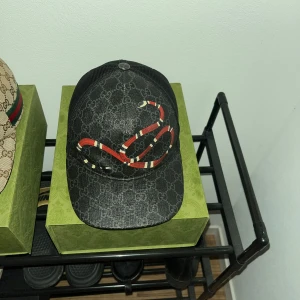 Gucci kingsnake keps  - Säljer/byter nu min Keps. Väldigt bra skick och är i strl XS/56cm. Box, dustbag osv följer med. Byter gärna.