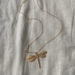 Halsband - Superfint och populärt halsband i rostfritt stål!  Kedjan är mellan ca 44 och 50 cm.  Aldrig använt.  Kontakta mig om fler bilder önskas🤍