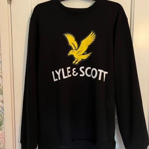 Lyle & scott tröja - Väldigt fint skick, knappt använd då den va för stor för mig. 