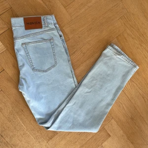 Montén jeans  - Montén jeans av den äldre modellen. Mycket bra skick. 