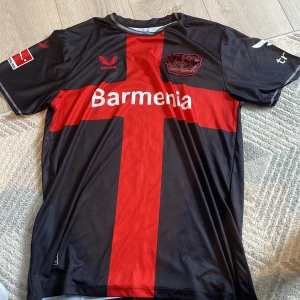 Leverkusen hemma ställ  - 10/10 skick. Aldrig använd. T-shirten är L men kan passa en M. Den är för stor och gillar inte designen på tröjan.