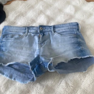 H&M shorts!!  - Säljer hm shorts i super bra skick endast andvänd ca 5 ggr. Köpare står för frakten!! Pris går att diskuteras💕