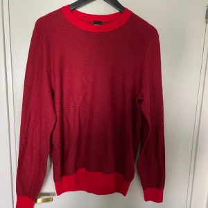 Hugo boss tröja - Säljer en helt oanvänd Hugo boss tröja som är äkta med scan. Tröjan är storlek L men är lite liten i storlek så passar även M. Pris kan diskuteras.
