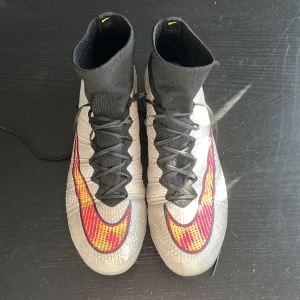 Nike mercurial superfly 4 - Säljer mina gamla mercurial superfly från 2014, använda någon enstaka säsong så relativt bra skick för en så gammal sko. Inga hål eller något, riktigt sköna och lätta fotbollsskor!