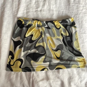 Minikjol med mönster - Minikjol med fantastiskt fint mönster. Väldigt fin och bekväm. Storlek M men skulle säga att den är stretchig så den kan passa storlek L också om man drar lite i resåren runt😊