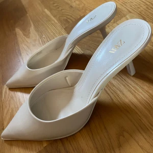 Klackskor  - Beige/vita klackskor ifrån Zara🩷aldrig använda  Små i storleken, skulle säga att dom passar en 38 i vanliga fall 🩷