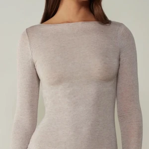 beige intimissimi tröja  - säljer min beiga tröja från intimissimi då jag aldrig använder den längre, skriv för egna bilder💞