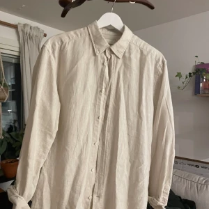 Linnemix skjorta these glory days  - Linmix mellan linne och bomull. Storlek m.  Knappt använd  För mått, tveka inte att höra av er 😇 Pris kan diskuteras 