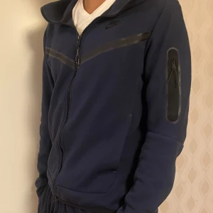Nike Tech - Säljer nu min Nike tech då det inte riktigt är min stil längre. Den är som ny och har inga sår eller några märken