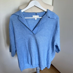 H&M blå stickad tröja  - Super fint skick, inget att anmärka på.  Normal i storlek 