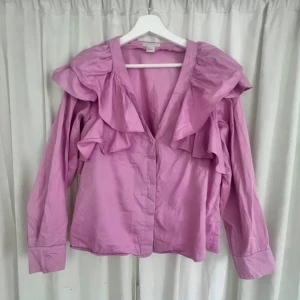 ROSA BLUS - Rosa blus ifrån hm Storlek 38, passar mig som är XS/S men även M, beroende på passform. En liten fläck på vänster sida (den syns knappt) syns på bild 4. Pris kan diskuteras vid snabb affär!  