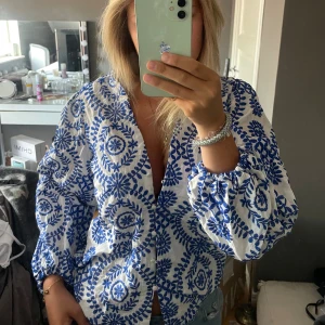 Blus - Säljer nu denna härliga sommarbilden. Aldrig använt då den är i väldigt bra skick. 