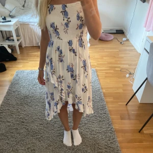 Blommig klänning  - Söt blommig klänning 