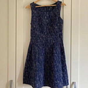 Klänning - Snygg miniklänning. Bra skick. Fint mönster. 