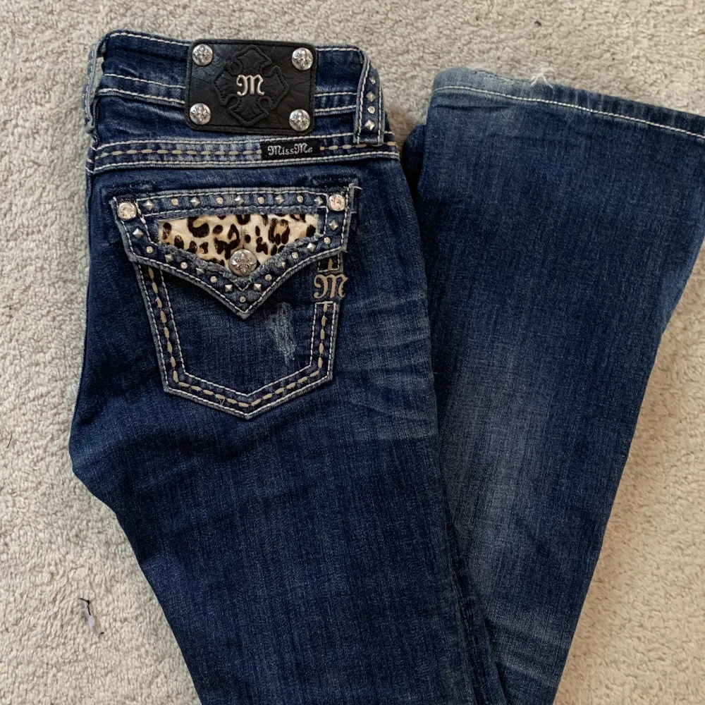 Jätte coola lågmidjade bootcut miss me jeans men leopard mönster på fickorna😋 Finns en liten fläck på ena benet men de är inget man tänker på. öppen för byten!  Midjemått: 37 cm innerben: 81 cm. Jeans & Byxor.