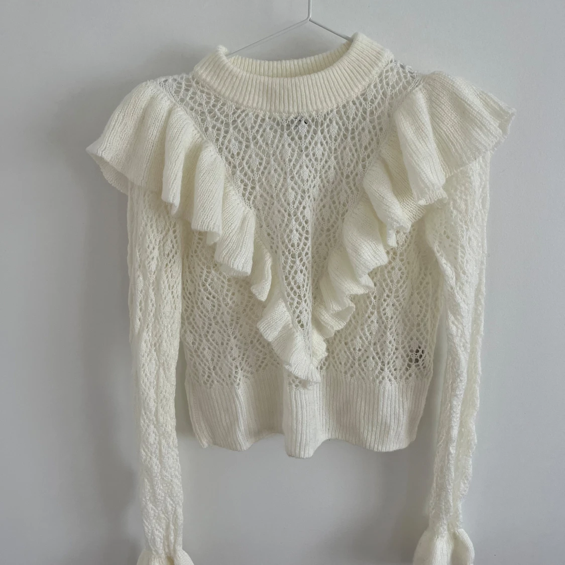 Jättesöt pointellestickad tröja med volanger